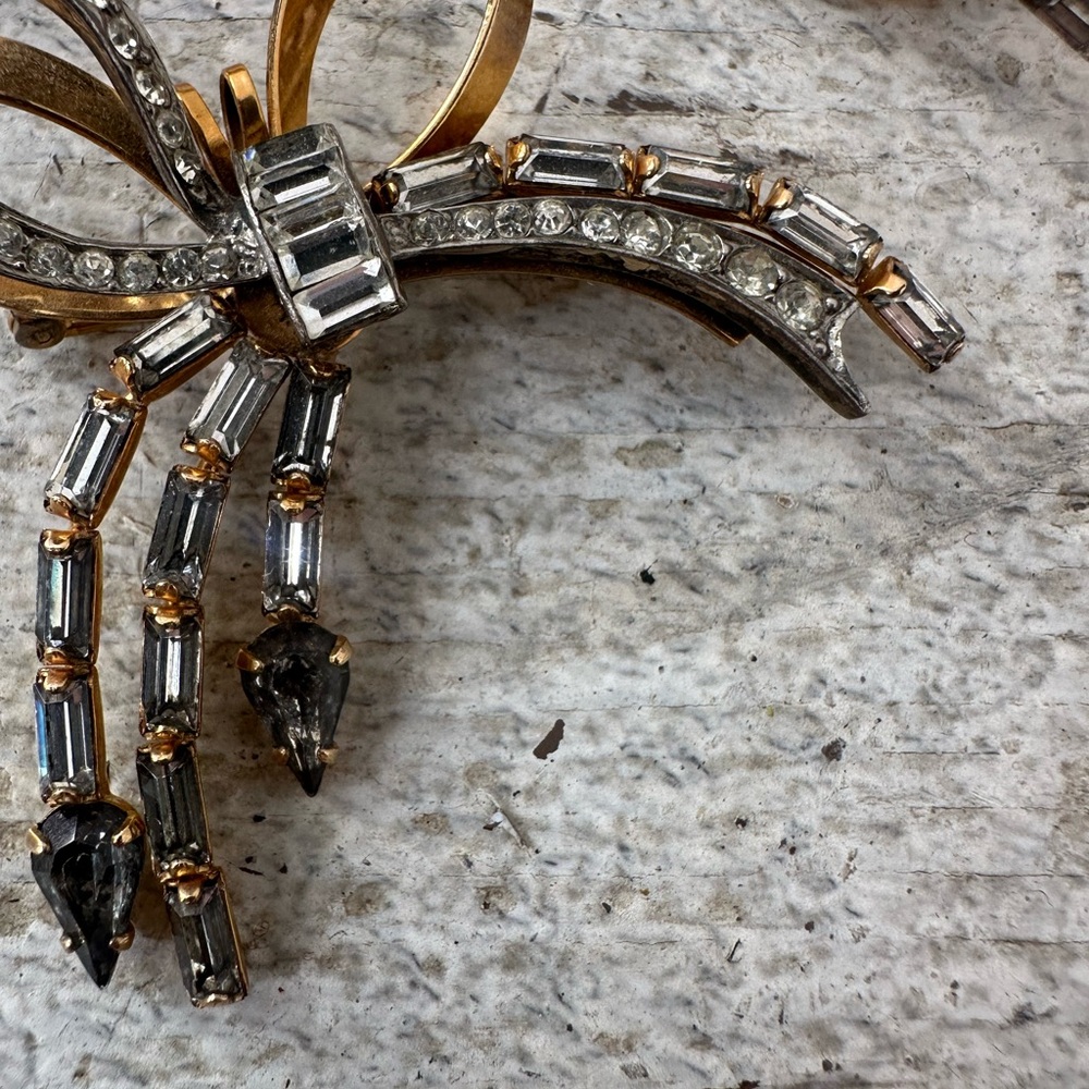 Vintage 1940s 12k GF Rhinestone Ribbon Work Brooch And Earrings - Picture 3 of 8